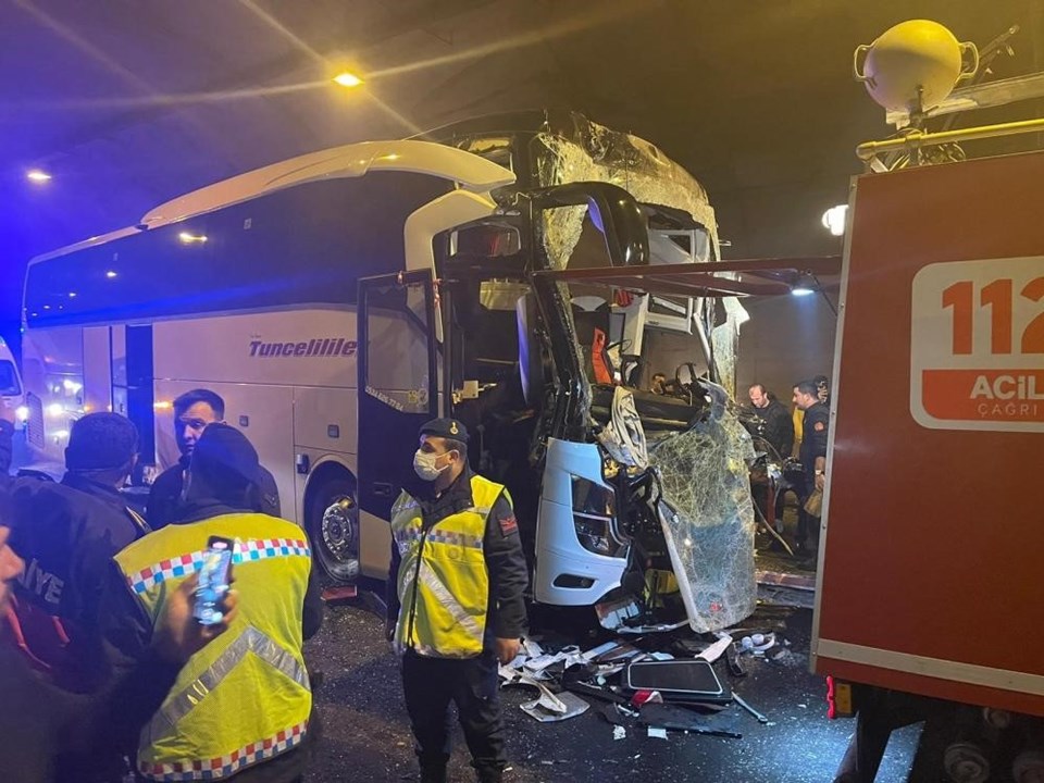 Yolcu otobüsü TIR'a çarptı: 1 kişi öldü, 6 kişi yaralandı - 1