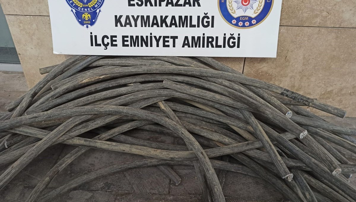 Karabük'te kablo çalan hırsızlar tutuklandı Karabük'te kablo çalan hırsızlar tutuklandı