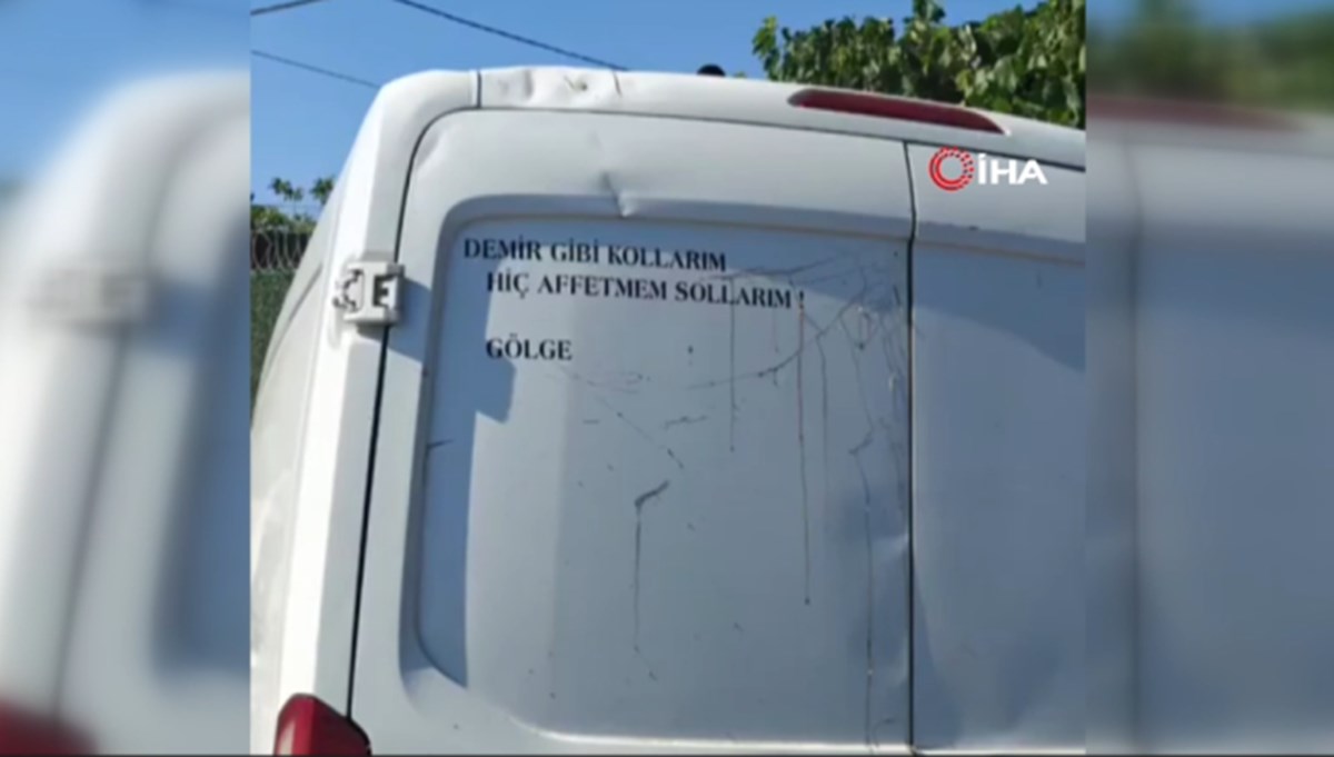 Büyükçekmece'de kaza yapan aracın arkasındaki yazı dikkat çekti Büyükçekmece'de kaza yapan aracın arkasındaki yazı dikkat çekti