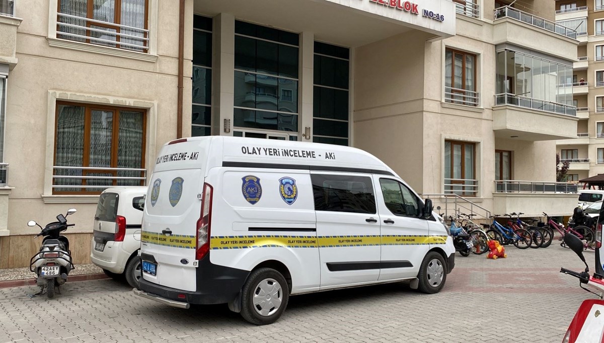 Eşini bıçaklayarak öldürüp başında bekledi Eşini bıçaklayarak öldürüp başında bekledi