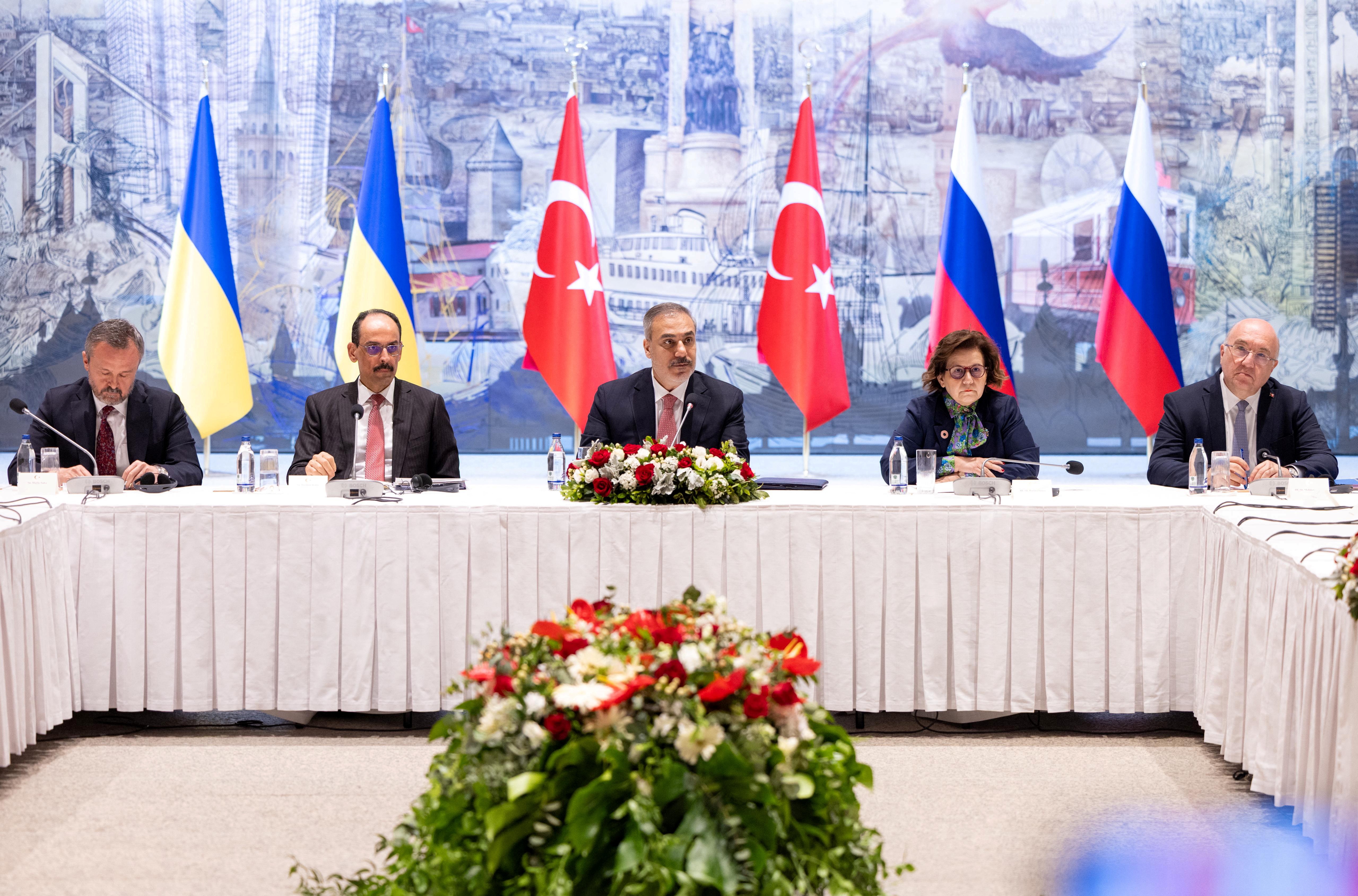 Üçlü toplantı, Dışişleri Bakanı Fidan'ın başkanlığında devam ediyor. Toplantıya MİT Başkanı Kalın da katılıyor.