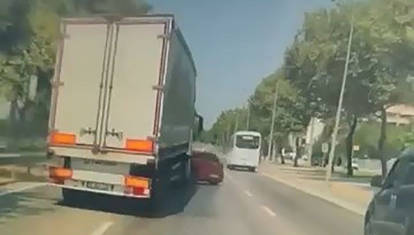 TIR, kör noktadaki araca çarptı