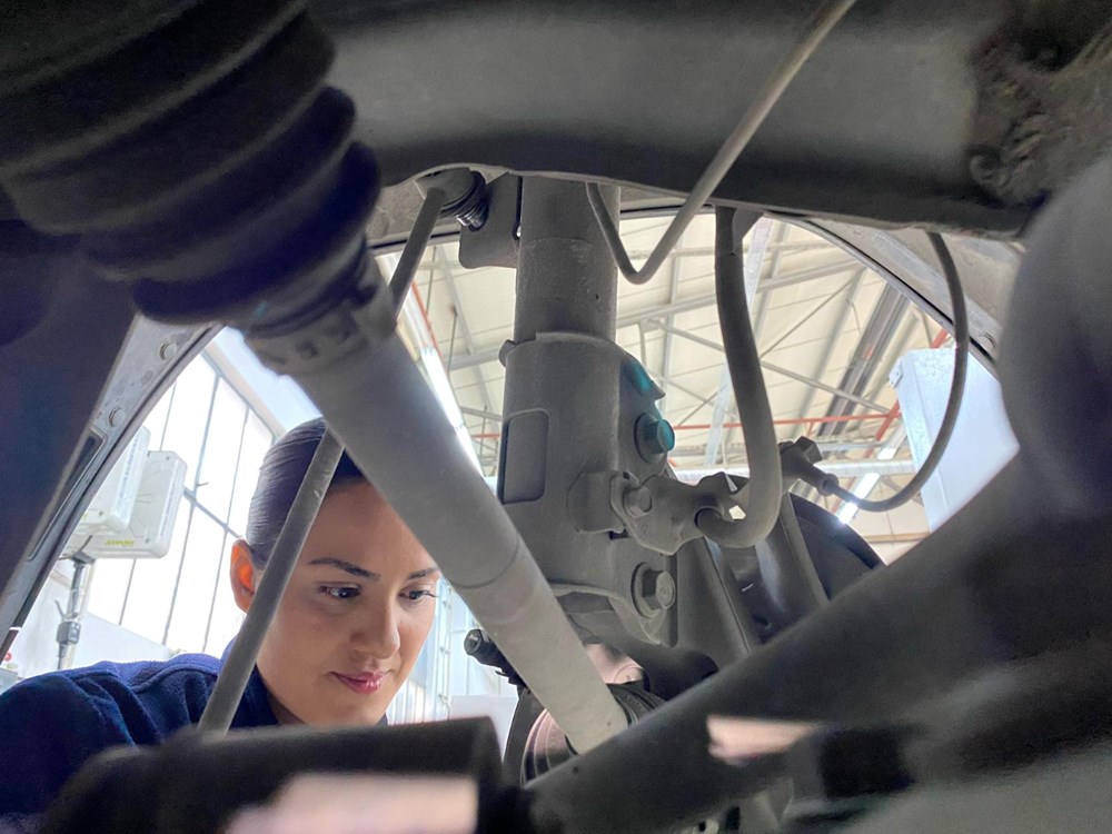 Oto Tamircisi Üç Diplomalı Hanım Usta: Babadan Kızına Miras Kariyer 73 1XyMLqb1SUan1f9t36bctg