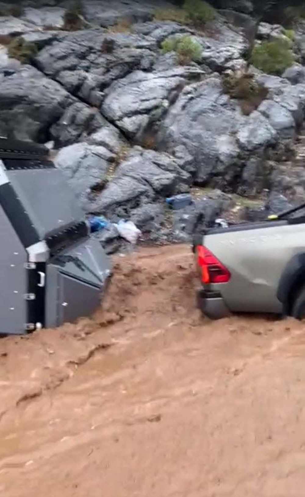 Dünyaca ünlü koyda korku dolu anlar | Ortaca’da sel suları aniden geldi, karavanlar sürüklendi - 2