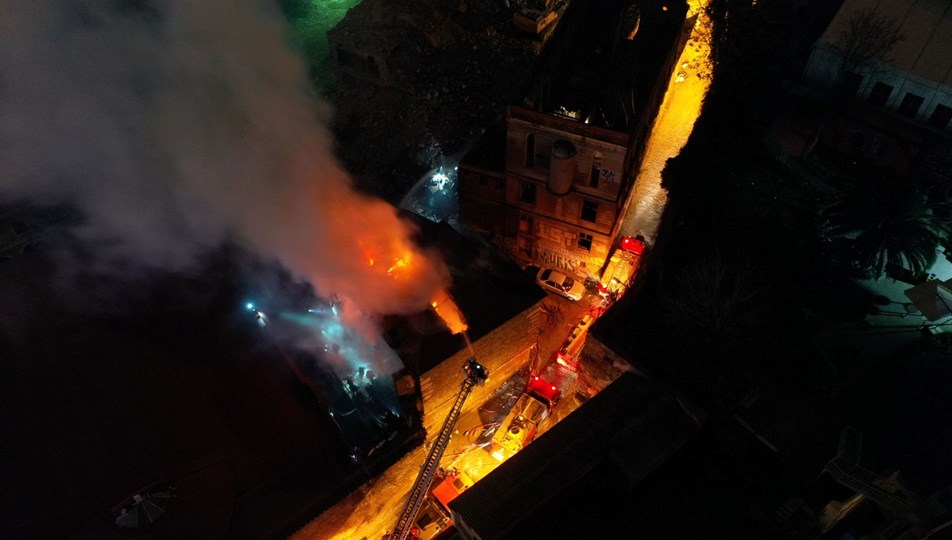 Beyoğlu'nda tarihi kilisenin lojmanında yangın: 2 kişi hayatını kaybetti