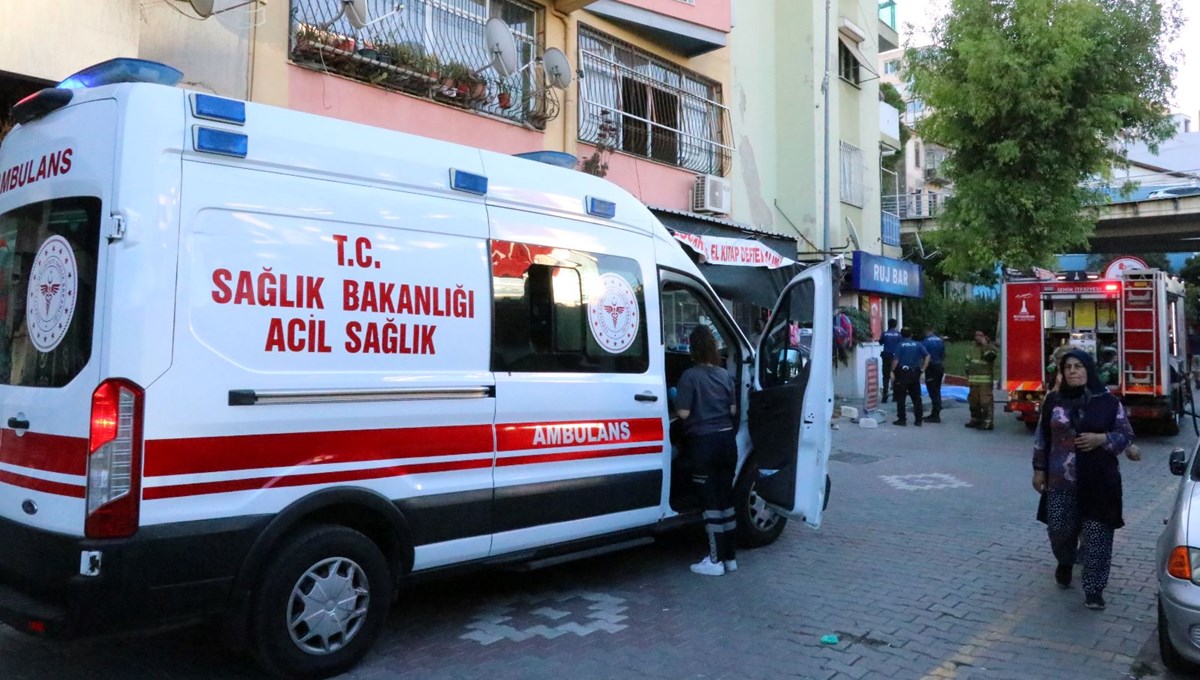 İzmir'de eğlence mekanında çıkan yangında 1 kişi öldü İzmir'de eğlence mekanında çıkan yangında 1 kişi öldü
