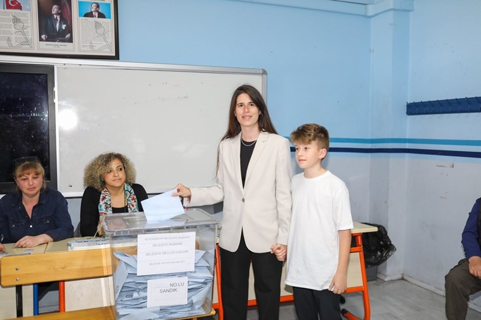 Mustafa Denizli'nin kızı Lal Denizli Çeşme'nin yeni belediye başkanı oldu - 1