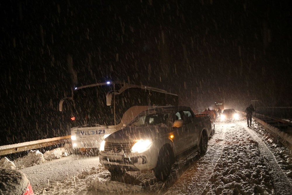 Sivas-Tokat karayolu yoğun kar yağışı dolayısıyla trafiğe kapandı - 9
