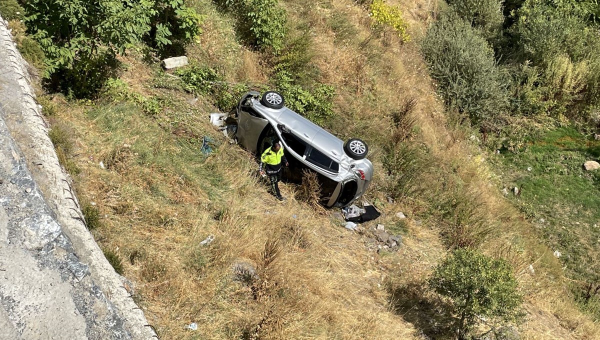 Bitlis'te otomobil şarampole devrildi
