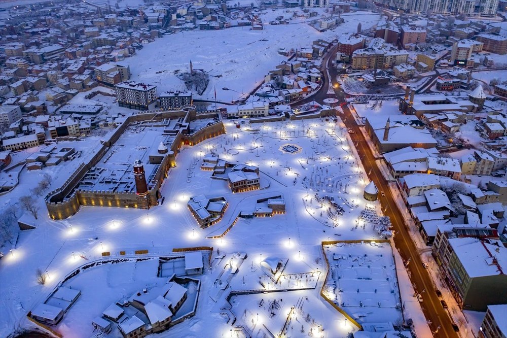 Doğu'nun "kış cenneti" Erzurum gündüz bembeyaz, gece ise ışıl ışıl - 17