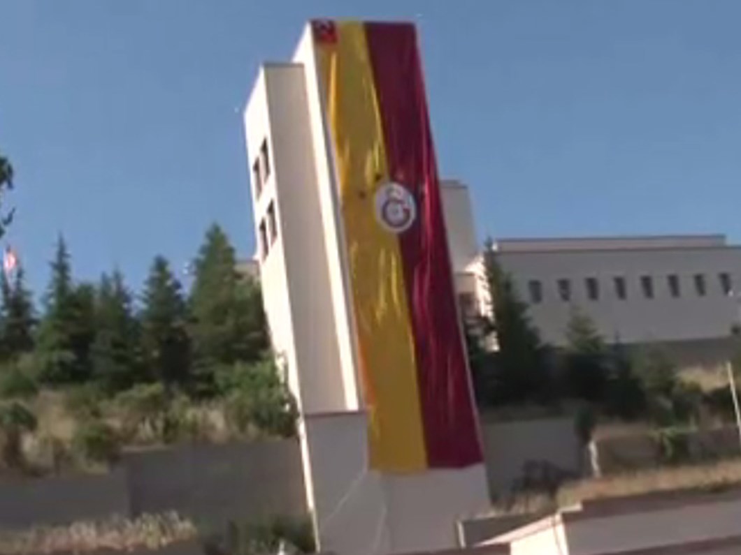 Abd Baskonsoloslugu Na Dev Galatasaray Bayragi Ntv