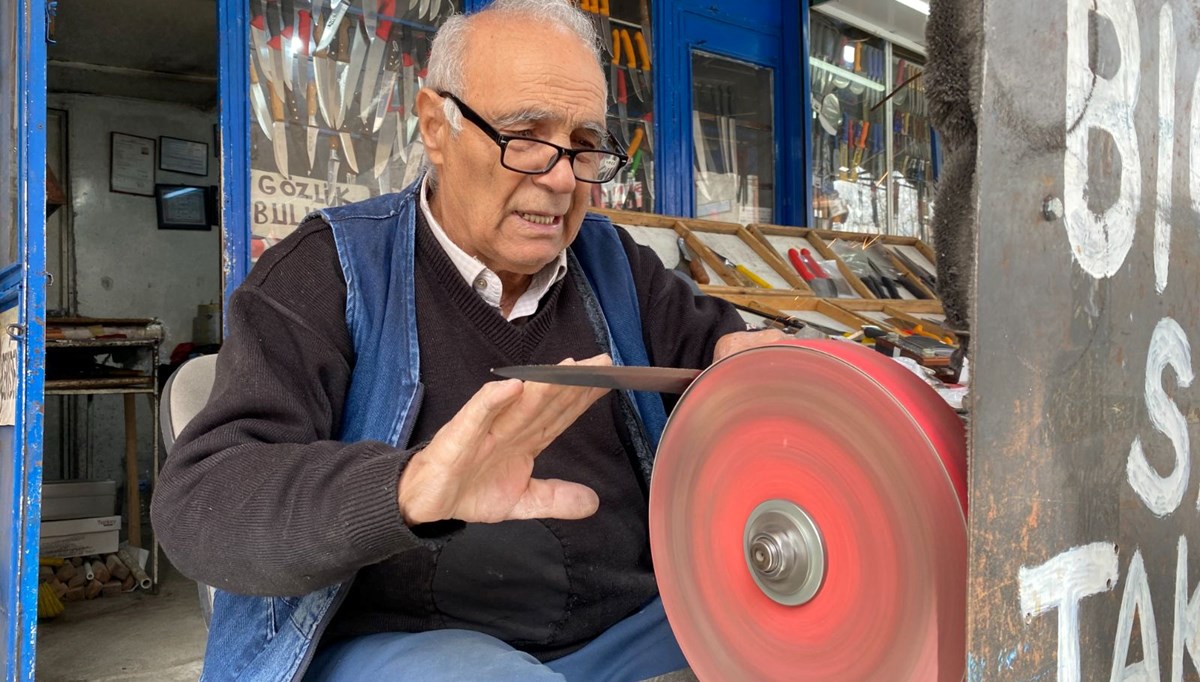 81 yaşındaki Erhan amca mesleğini bırakmıyor