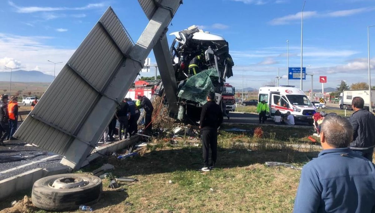 Turistleri taşıyan otobüs otomobille çarpıştı: 30 yaralı