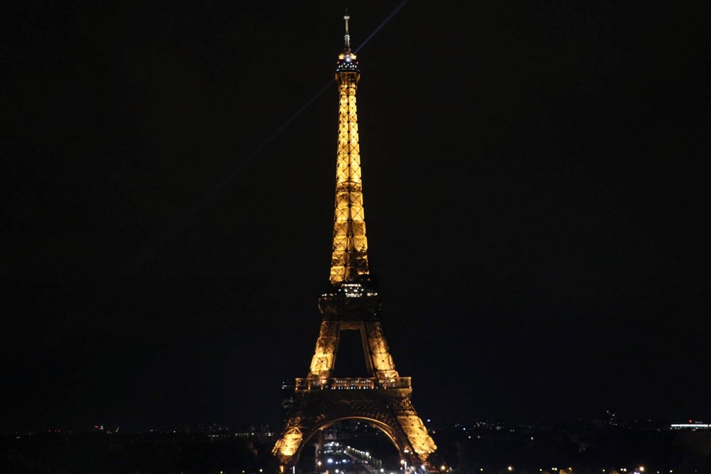 Paris'in sembolü Eyfel Kulesi enerji tasarrufu için erken karartıldı - 2