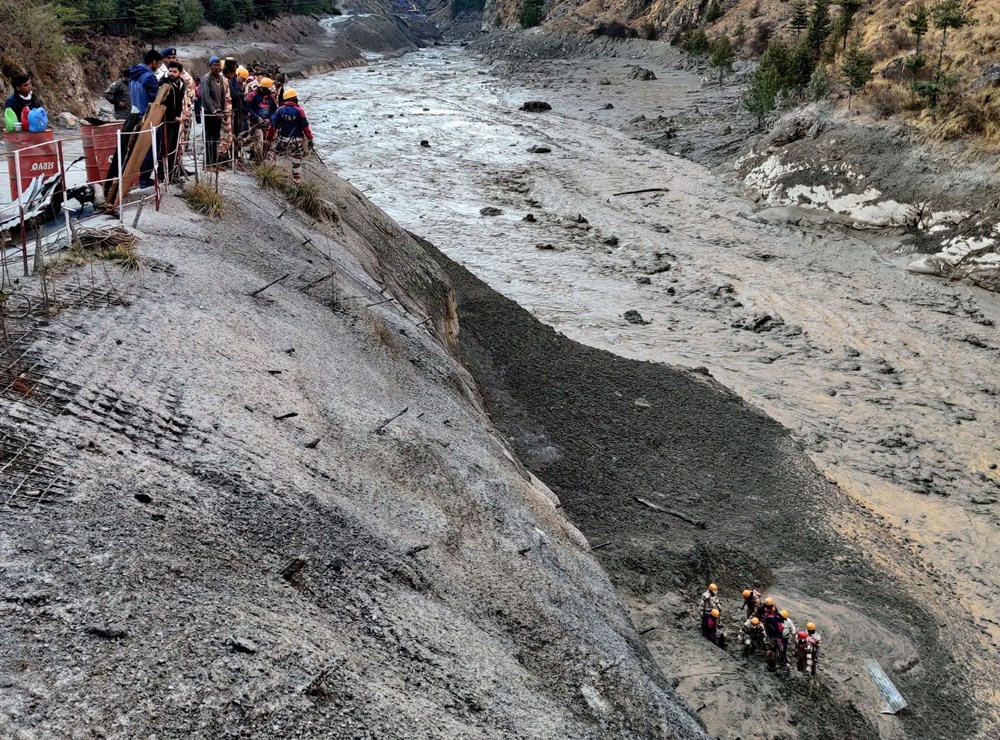 Hindistan'da nehre düşen buz kütlesi sele neden oldu: 170 kayıp, 14 ölü - 6