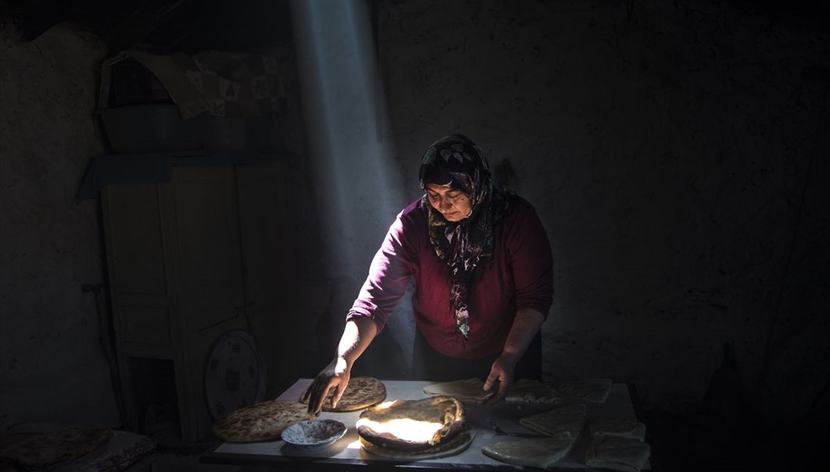 Karslı kadınlar ramazan ayında tandırları yöresel lezzetler için yaktı
