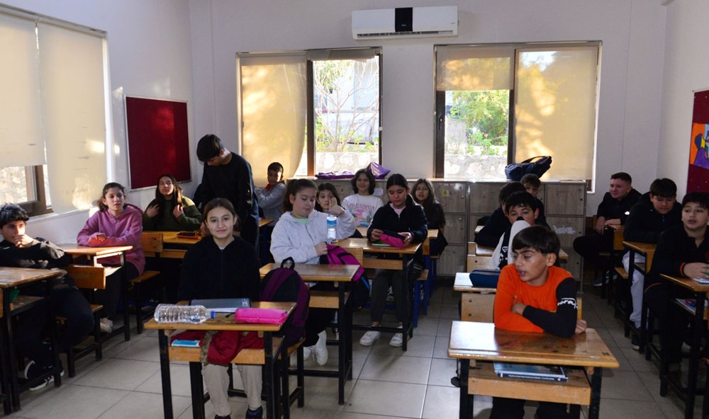 Eğitim için 5 kilometrelik yolculuk: Okula gitmek için tekneyle denizi geçiyorlar - 7