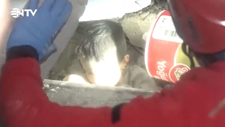 Yaşam üçgeni kurtardı! Çocuklar enkazdan böyle çıkarıldı