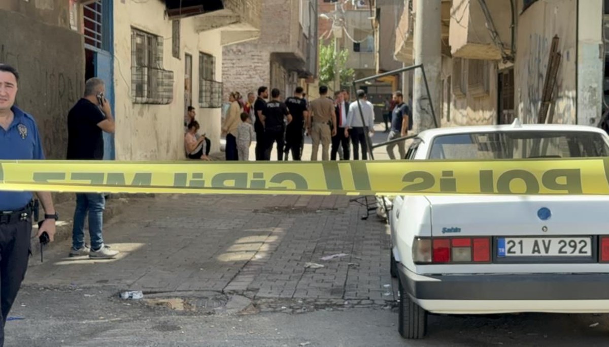Diyarbakır’da husumetli ailelerin silahlı kavgası: 1 yaralı Diyarbakır’da husumetli ailelerin silahlı kavgası: 1 yaralı