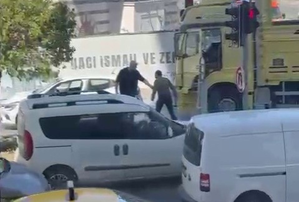 İstanbul trafiğinde çekiçli dehşet - 1