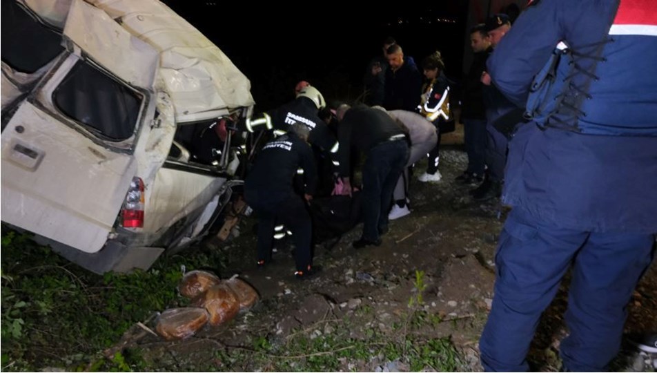 Minibüs şarampole devrildi: 1 ölü, 4 yaralı