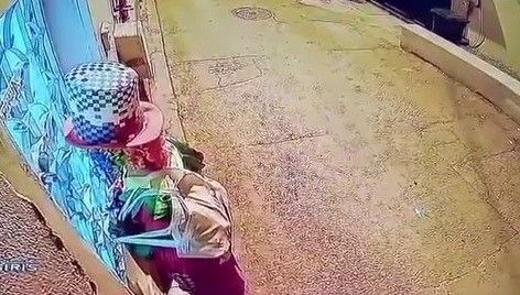 Palyaço kıyafetli genç yakalandı