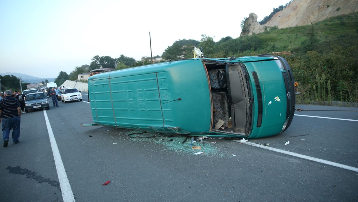 Ordu'da minibüs ile otomobil çarpıştı: 17 yaralı
