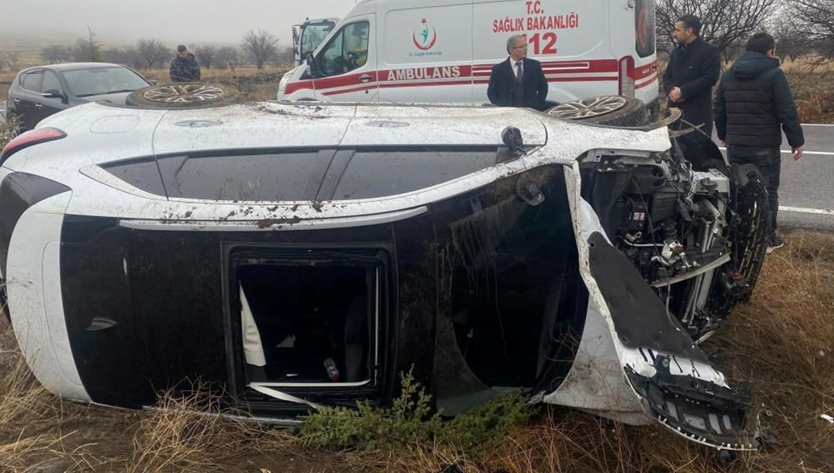 Niğde'de otomobil devrildi: 3 öğretmen yaralandı Niğde'de otomobil devrildi: 3 öğretmen yaralandı