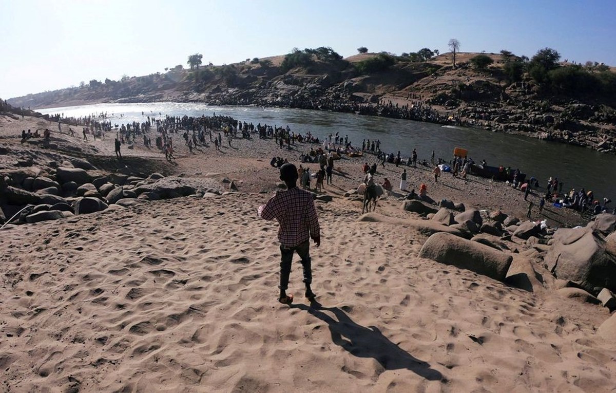 Çatışmalar 2 milyondan fazla insanı yerinden etti. Binlerce mülteci Sudan sınırındaki nehri geçerek savaştan uzak alanlara doğru hareket etti.