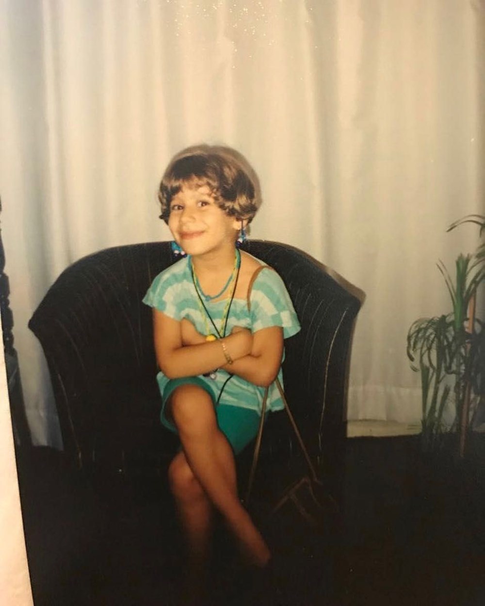 Su Burcu Yazgı Coşkun'dan nostaljik kare (Ünlülerin çocukluk ve gençlik halleri) - 551