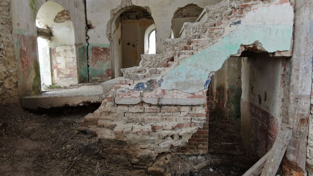 Defineciler tarihi kiliseyi talan etti - 10