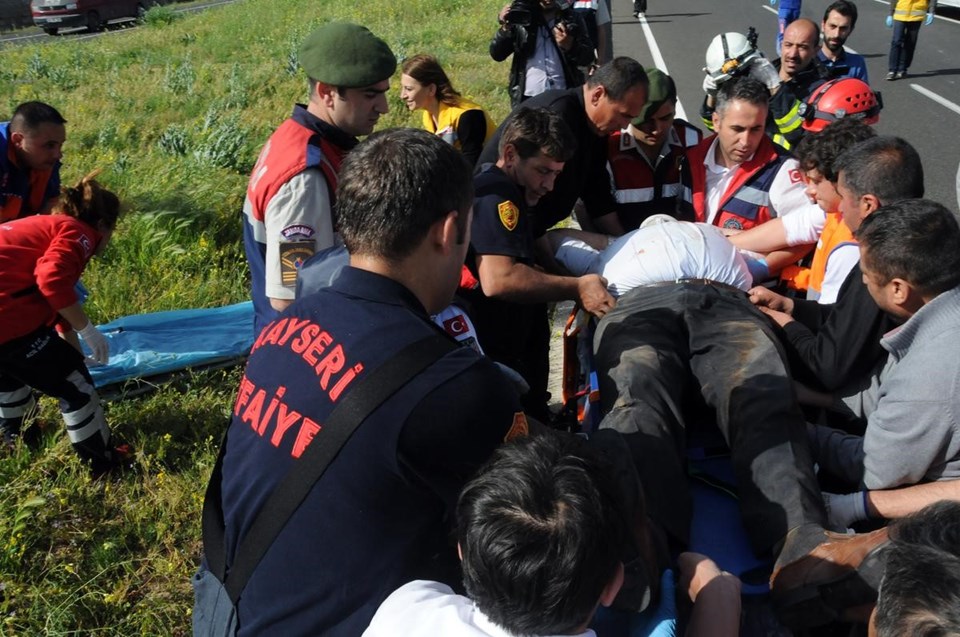 Kapadokya'ya giden öğrenci midibüsü duvara çarptı: 1 ölü - 2