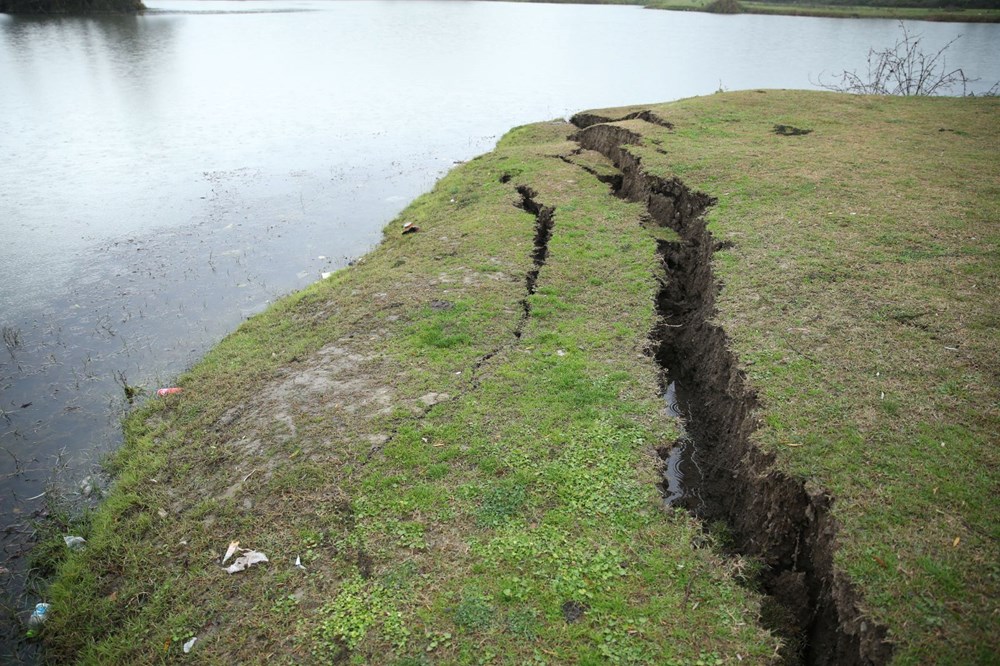 Düzce depreminin ardından toprakta kırılmalar oluştu - 8