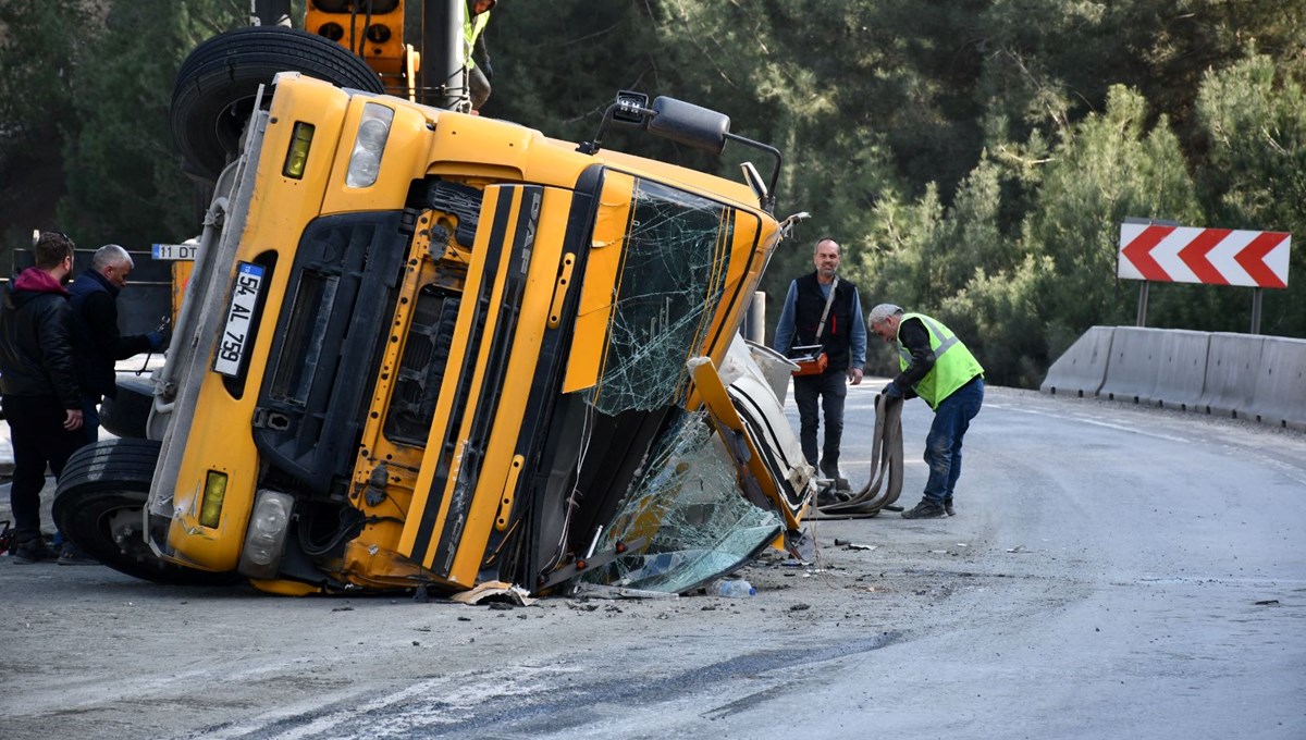 Beton mikseri devrilen kamyonun sürücüsü öldü Beton mikseri devrilen kamyonun sürücüsü öldü