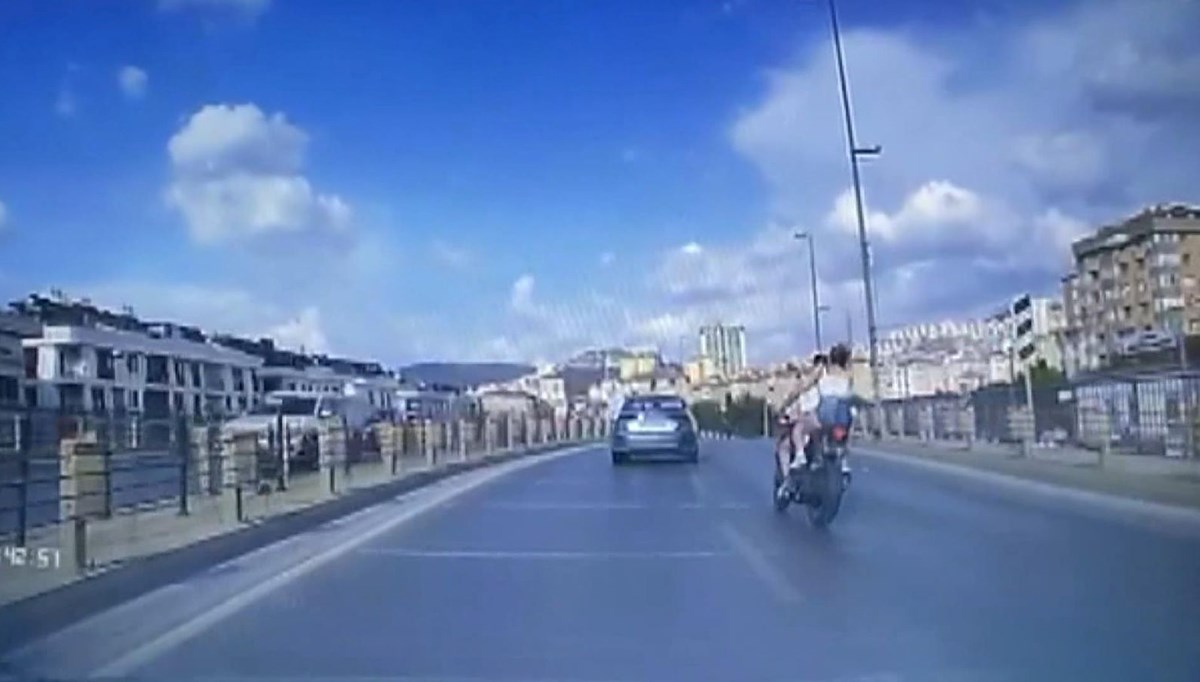 Maltepe'de motosikletli genç hayatını kaybetti: Feci kaza kamerada Maltepe'de motosikletli genç hayatını kaybetti: Feci kaza kamerada