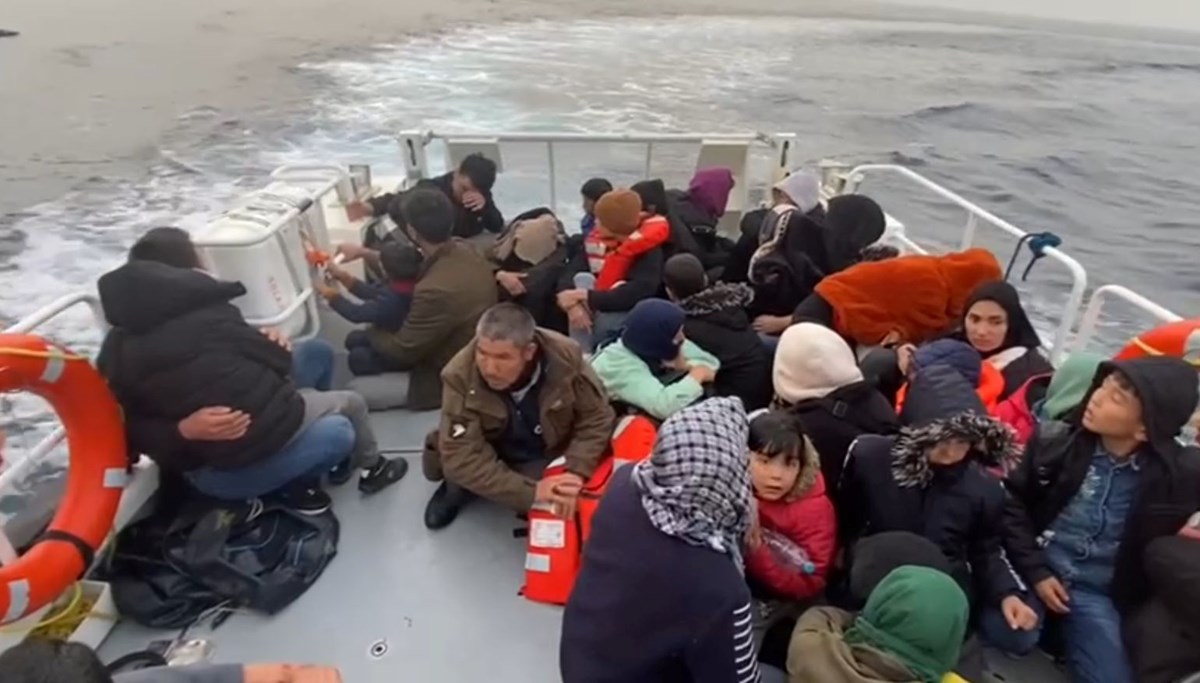 Çanakkale açıklarında 44 düzensiz göçmen kurtarıldı Çanakkale açıklarında 44 düzensiz göçmen kurtarıldı
