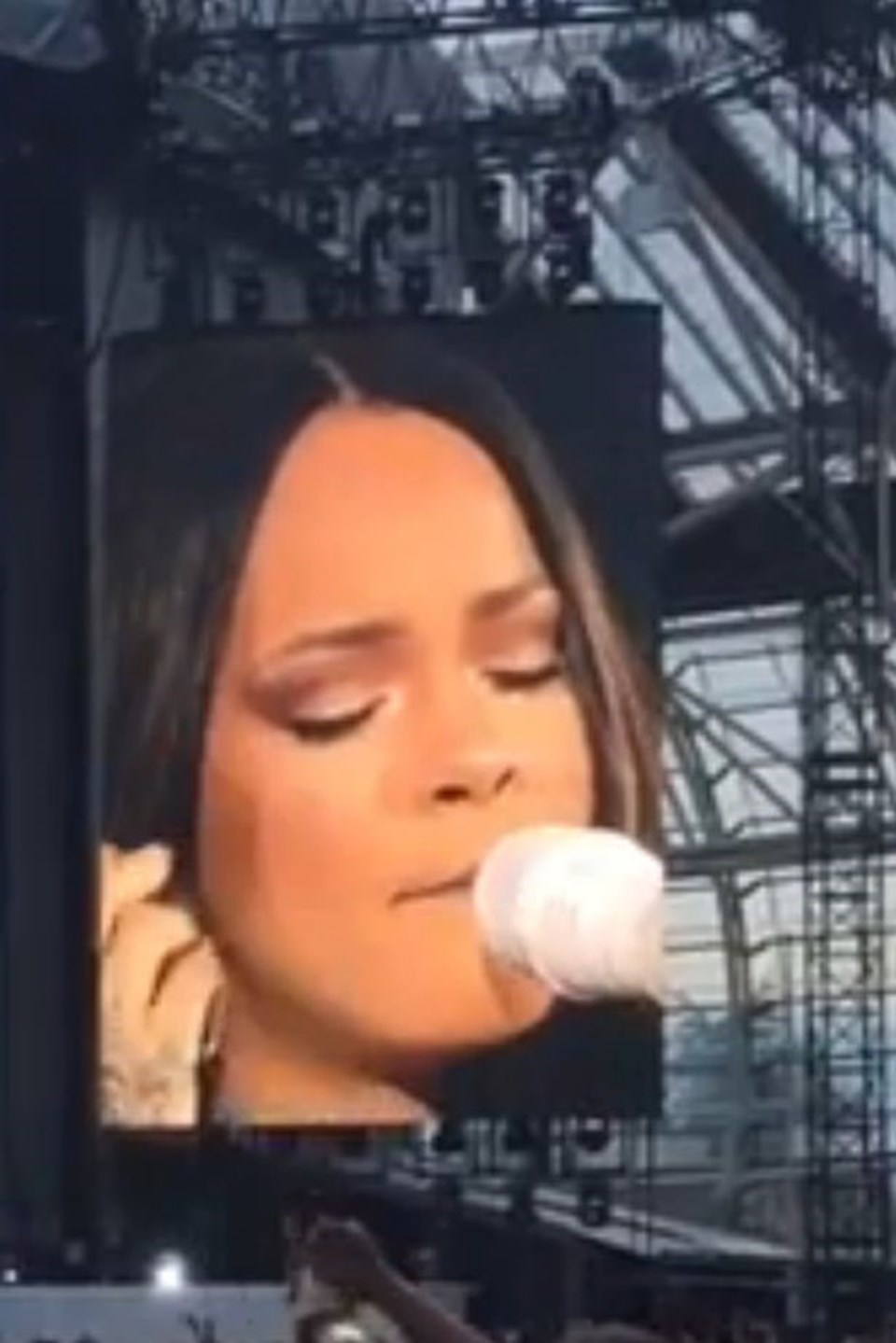 Rihanna konserinde ağladı - 2