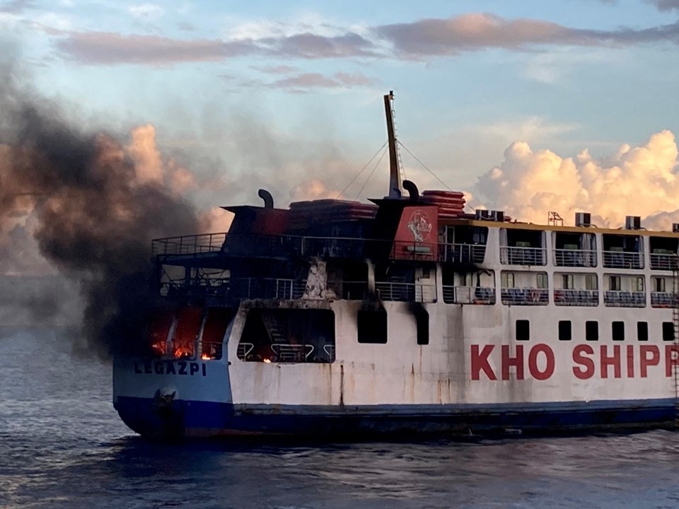 Filipinler’de feribot açık denizde alev aldı, yolcular kurtarıldı - 1