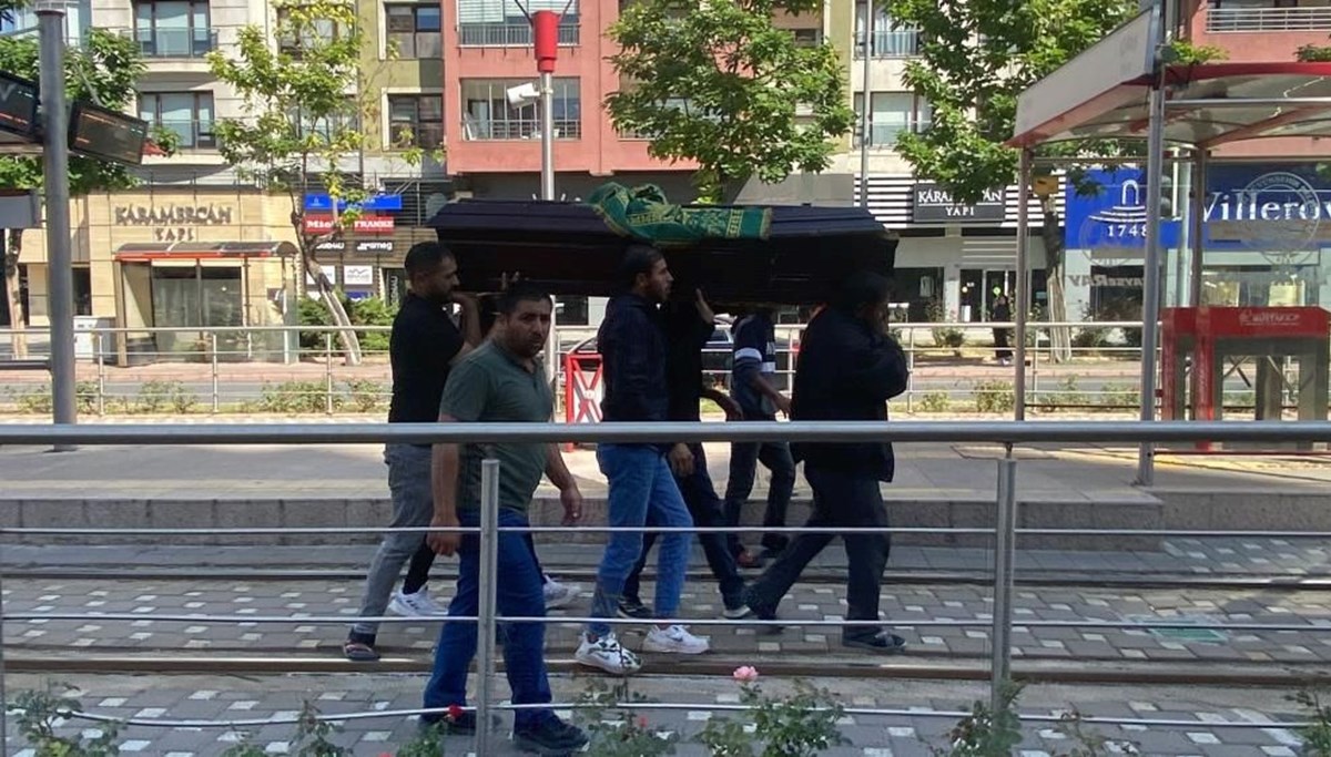 Tramvay yolunda tabutlu eylem Tramvay yolunda tabutlu eylem