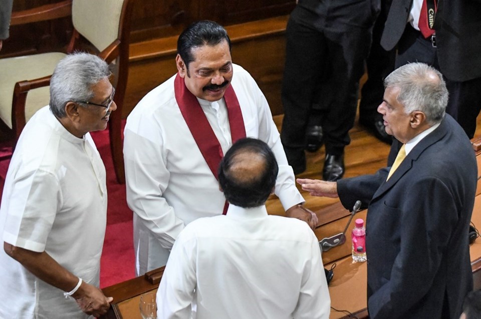 Sri Lanka'nın yeni Cumhurbaşkanı kardeşini geçici başbakan yaptı - 1