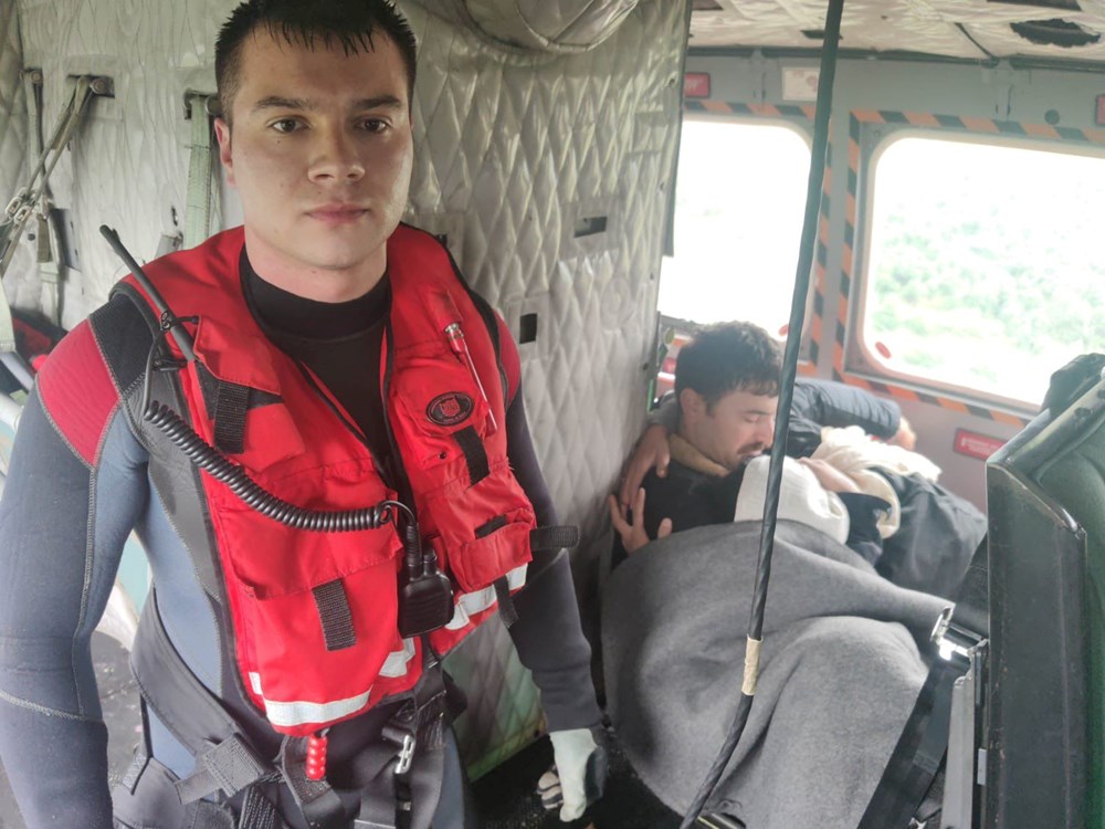 Şile'de selde mahsur kalanları helikopter kurtardı - 3
