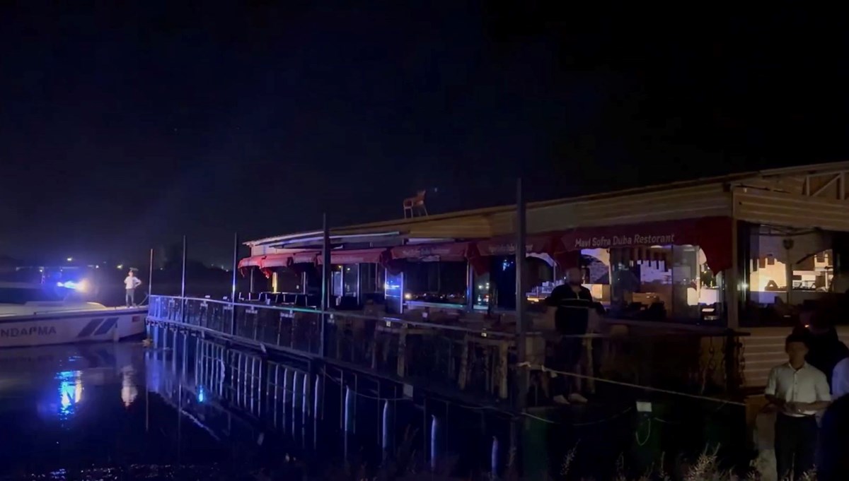Halatları kopan restoran Fırat Nehri'nde sürüklendi