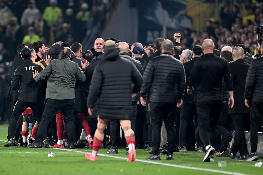 Derbi Zaferi Sonrası Yorumlar Coştu: Galatasaray, Fenerbahçe'yi Kupa Dışına İtti, Eleştirmenler İki Uca Bölündü! 92 1gvkpeFlpU GLa4 jJYMag