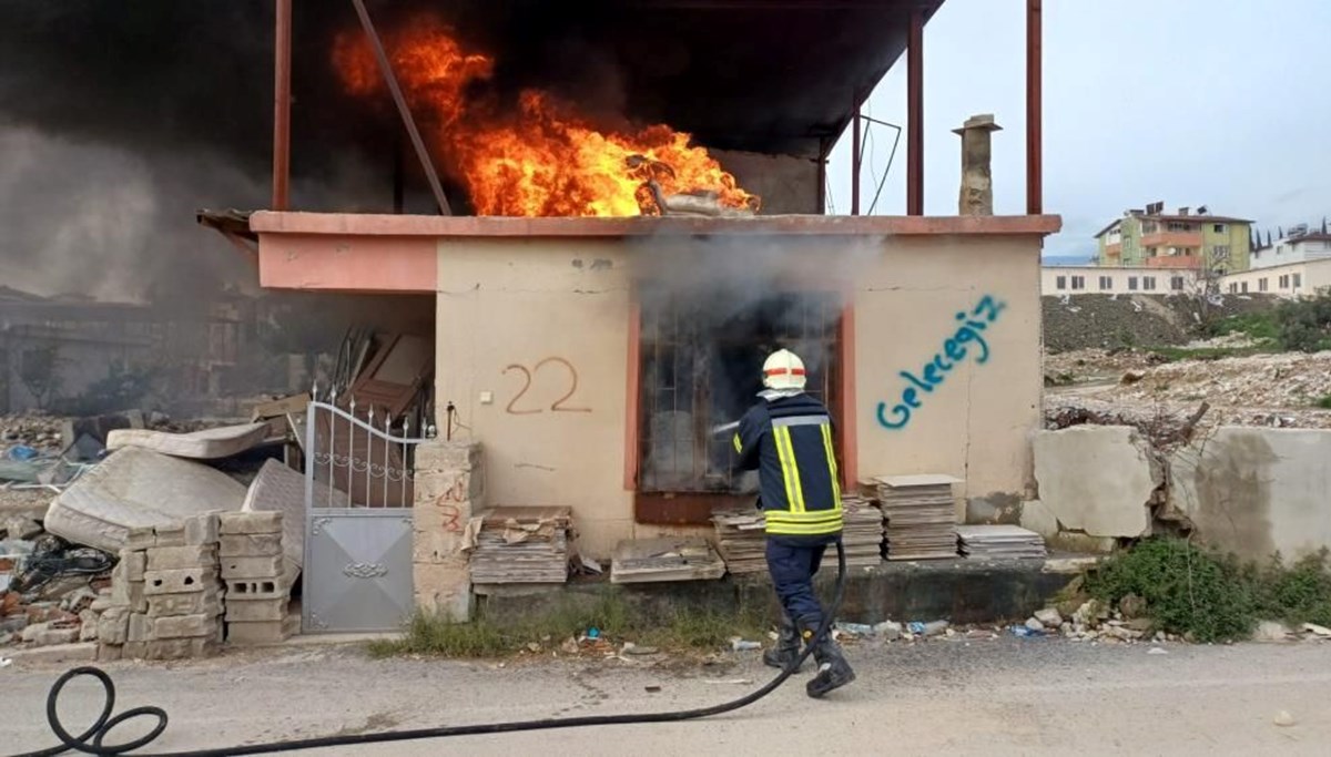 Hatay'da bir evde çıkan yangın maddi hasara neden oldu