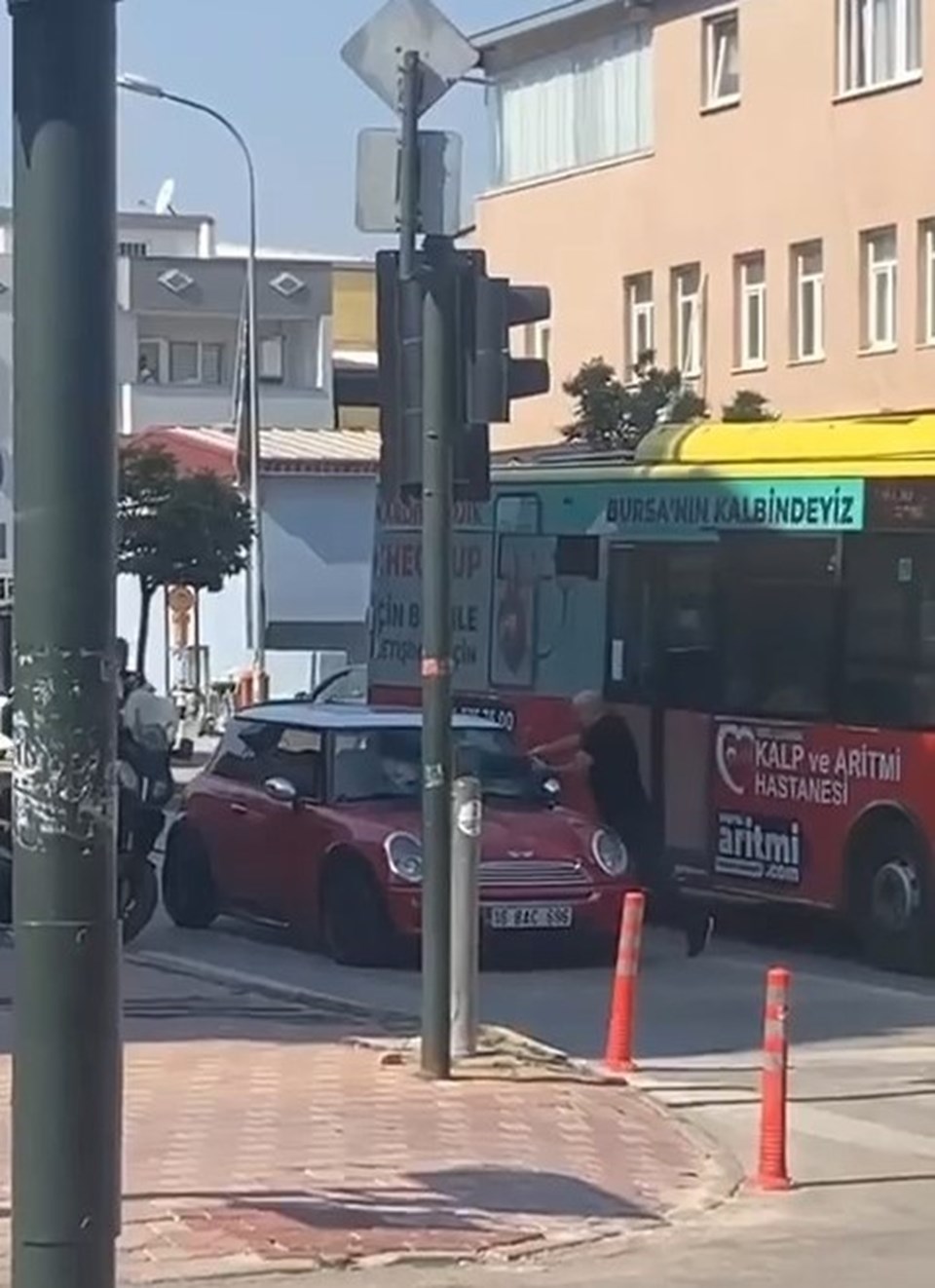 Polislerin ceza yazmasına sinirlendi, aracını parçaladı - 1