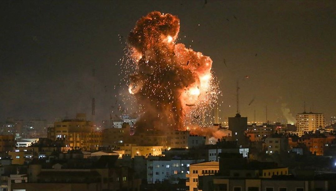 İsrail savaş uçakları Refah'ta sivillerin yaşadığı evi vurdu: 4 kişi hayatını kaybetti