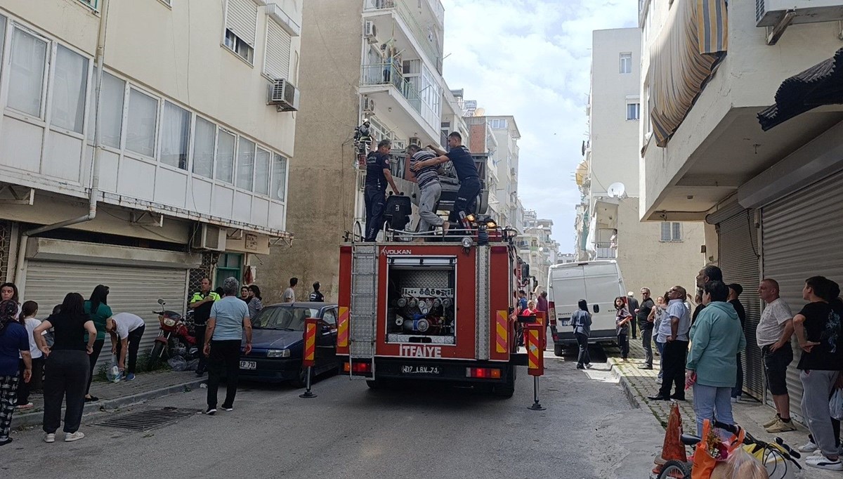 Antalya'da 4 katlı binada yangın