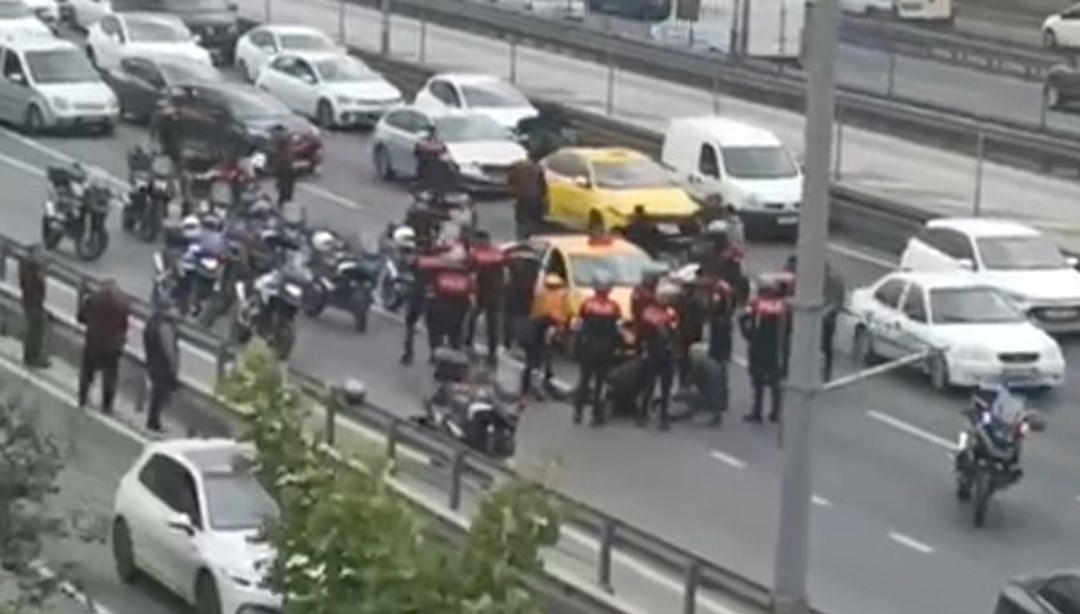 Motosikletli polis ekibi taksiye çarptı: 2 polis yaralı