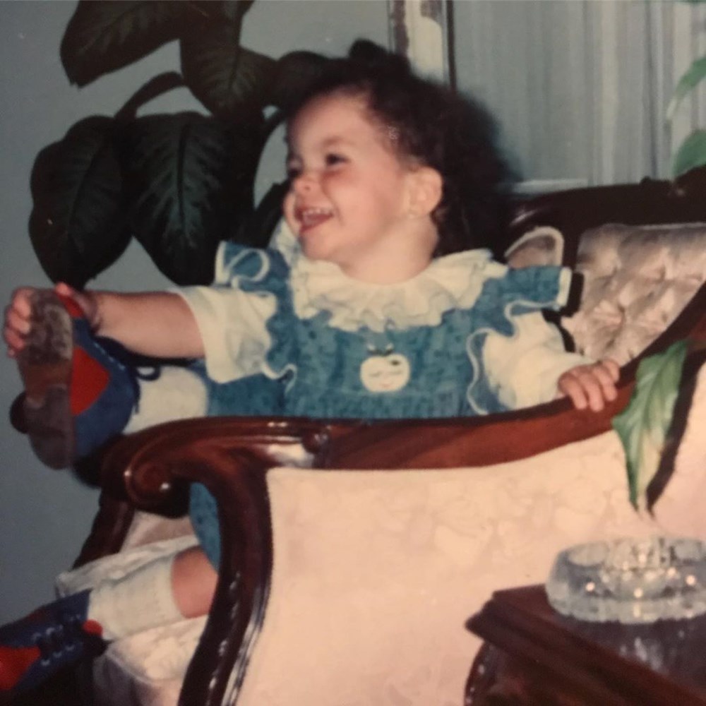 Su Burcu Yazgı Coşkun'dan nostaljik kare (Ünlülerin çocukluk ve gençlik halleri) - 258