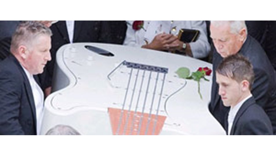 Rock şarkıcısı ‘gitar tabut’la gömüldü
